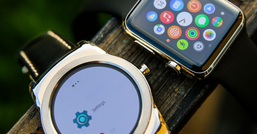 Comparing the software of Android Wear and Apple Watch