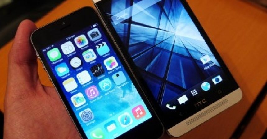 A Quick Look At The Apple iPhone 5S vs. HTC One